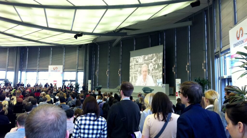 Durchschnitt beim Conventioncamp 2012 - Julian Assange Durchschnitt beim Conventioncamp 2012 - Julian Assange